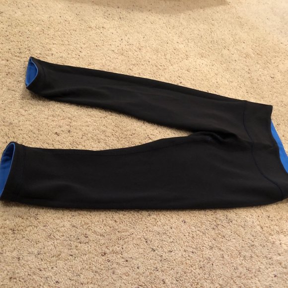 Lululemon mid rise Reversible blue/black 21" Crops size 6 EUC - Picture 5 of 5